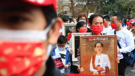 Des centaines de personnes manifestent&nbsp;à Taipei (Taïwan)&nbsp;contre le coup d'Etat militaire en cours en Birmanie et exigent la libération de la dirigeante Aung San Suu Kyi, le 28 février 2021. (CENG SHOU YI / NURPHOTO / AFP)