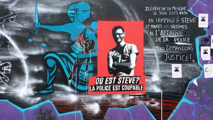 Tag "Où est Steve ?" sur le quai Wilson à Nantes. (JEAN-MARC LALIER / FRANCE TELEVISIONS)