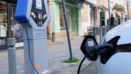 Une voiture électrique est branchée à une borne de recharge à Vannes (Morbihan), le 24 février 2022. (MAXPPP)