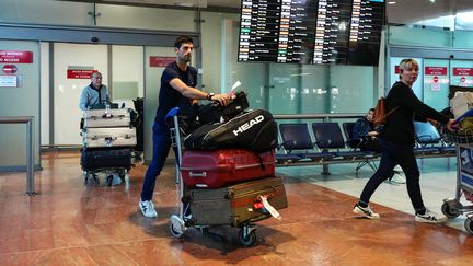 Novak Djokovic à l'aéroport de Nice (Alpes-Maritimes), le 4 février 2020. (VALERY HACHE / AFP)