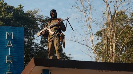 Bambari, dans la préfecture de la Ouaka, a longtemps été l’épicentre des violences de la guerre civile en Centrafrique. Ravagée par les combats entre groupes armés musulmans de l'ex-Séléka, coalition qui avait renversé le président François Bozizé en 2013, et milices chrétiennes et animistes antibalaka, la ville fut coupée en deux. Aujourd’hui, elle semble apaisée, ses habitants de toutes confessions arpentent librement les rues et les clients du marché de Kidjigira se croisent sans crainte.&nbsp; &nbsp; (CAMILLE LAFFONT / AFP)