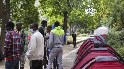 Un campement de jeunes migrants, installé dans un square près de la place de la République à&nbsp;Paris, le 30 juin 2020. (SEBASTIEN MUYLAERT / MAXPPP)