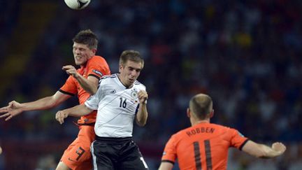 Huntelaar au duel avec Lahm sous les yeux de Robben lors de l'Euro-2012