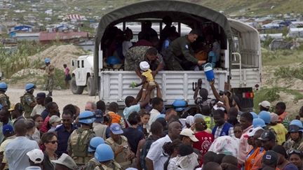 Des casques bleus de l'Onu aident la population à déménager, le 4 novembre 2010 à Port-au-Prince. (AFP - Minustah)