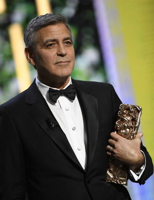 George Clooney et son César d'honneur le 24 février 2017
 (bertrand GUAY / AFP)