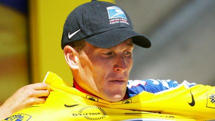 Lance Armstrong sur le podium du Tour de France, dans l'Ari&egrave;ge, le 19 juillet 2002. (OLIVIER MORIN / AFP)