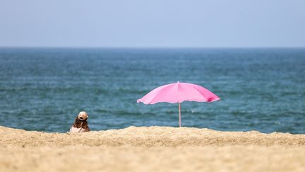 Une touriste profite de la plage, le 30 mai 2023 à Hossegor (Landes). (CHARLY TRIBALLEAU / AFP)