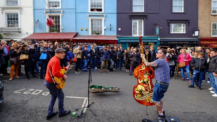 Des musiciens jouent dans la rue à Londres (Royaume-Uni), le 22 octobre 2016. (CARLO MORUCCHIO / ROBERT HARDING HERITAGE / AFP)