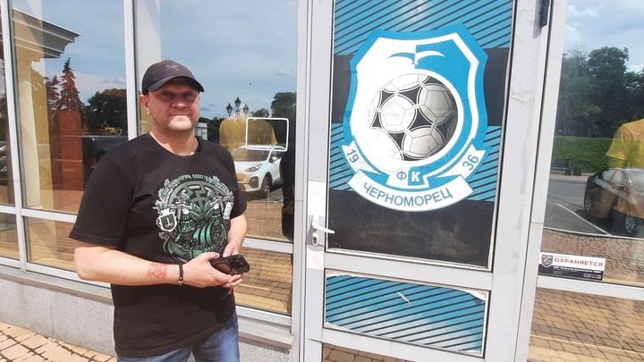 Igor, fervent supporter du FC Tchornomorets, le club de football d'Odessa. (HAJERA MOHAMMAD / RADIOFRANCE)