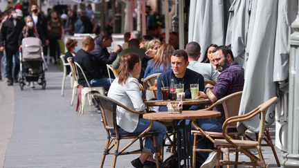 Des habitants à une terrasse de café à Jerusalem, le 9 mars 2021.&nbsp; (EMMANUEL DUNAND / AFP)