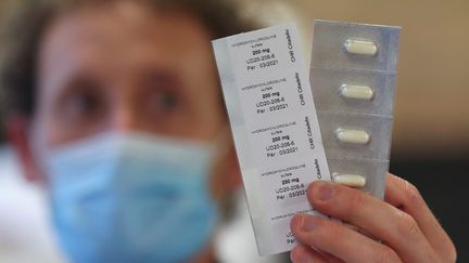 Un pharmacien tient des plaquettes d'hydroxychloroquine, à Liège (Belgique), le 22 avril 2020. (YVES HERMAN / REUTERS)