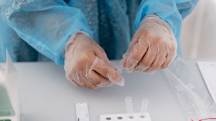 Un étudiant en médecine fait des tests&nbsp;PCR&nbsp;de dépistage du Covid-19 à Paris, le 25 février 2021. &nbsp; (MAGALI COHEN / HANS LUCAS / AFP)