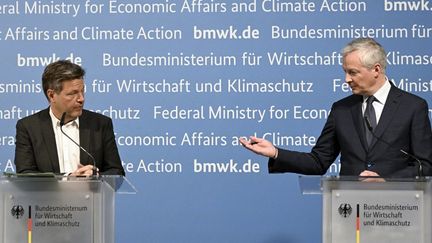 Le ministre de l'Economie allemand Robert Habeck (à gauche) et le ministre de l'Economie français Bruno Le Maire, lors d'une conférence de presse à Berlin, le 31 mars 2022. (TOBIAS SCHWARZ / AFP)