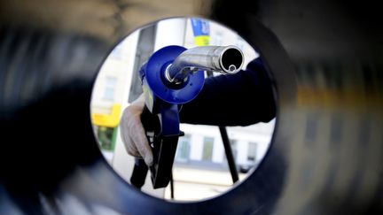 Un pistolet pour remplir un réservoir d'une voiture. (ROLAND SCHLAGER / APA-PICTUREDESK)