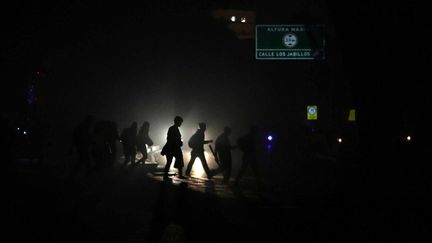 Des habitants de Caracas plongés dans le noir en raison de pannes de courant, le 8 mars 2019. (RAYNER PENA / MAXPPP)