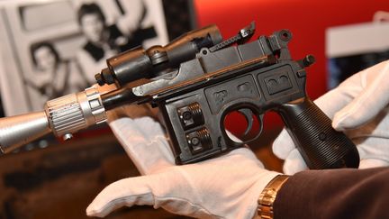 Le pistolet de Han Solo adjugé 550.000 dollars.
 (HECTOR RETAMAL / AFP)