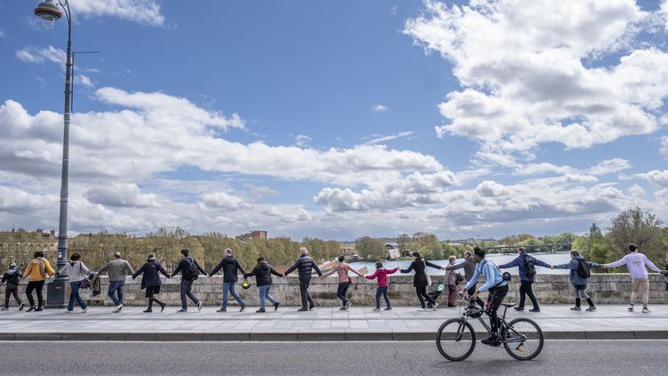 Chaîne humaine pour le climat à Toulouse, le 9 avril 2022, à la veille du premier tour de la présidentielle. (FRANCOIS LAURENS / HANS LUCAS VIA AFP)