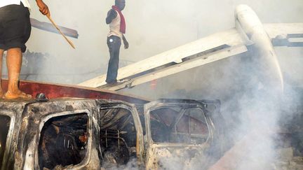 Un habitant de Lagos regarde la sc&egrave;ne du crash de l'avion de Dana Air, qui a co&ucirc;t&eacute; la vie &agrave; 150 personnes environ, le 3 juin 2012.&nbsp; (STR / MAXPPP)