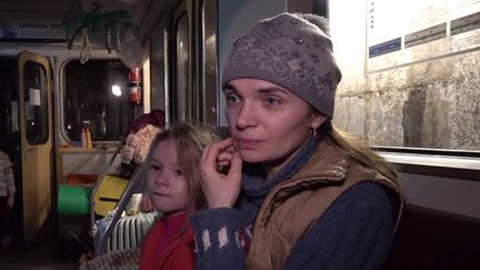 Guerre en Ukraine : une mère et sa fille cachées dans le métro de Kharkiv depuis un mois