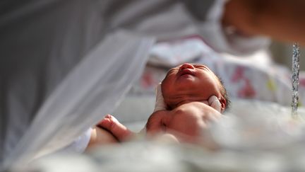 Naissance d'un bébé dans une maternité de&nbsp;Lanzhou (Chine). (CHEN BIN / XINHUA)