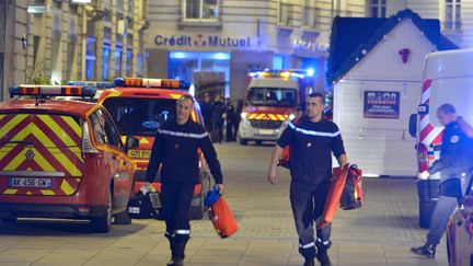 Un homme au volant d'une camionnette a fonc&eacute; sur des passants, sur le site du march&eacute; de No&euml;l de Nantes (Loire-Atlantique), place Royale, le 22 d&eacute;cembre 2014. (GEORGES GOBET / AFP)