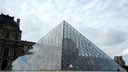 La pyramide du Louvre, à Paris (photo d'illustration). (OLIVIER BÉNIS / FRANCE-INTER)