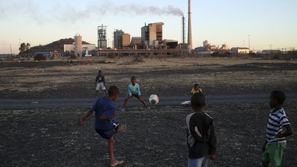 Des enfants d'un towship jouent au football près de la mine de platine de Marikana (nord) le 15 août 2013. (SIPHIWE SIBEKO / X90069)