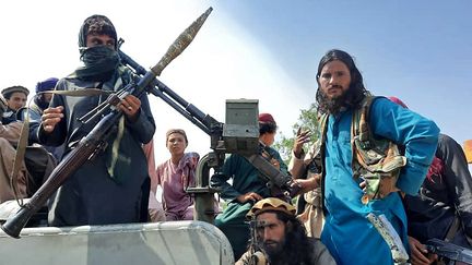 Des combattants talibans dans&nbsp;la province&nbsp;de Laghman, en Afghanistan, le 15 août 2021. (AFP)