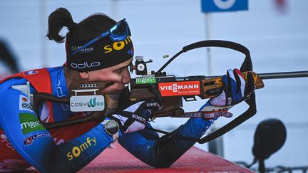 Julia Simon lors du sprint du Grand-Bornand en Coupe du monde de biathlon, le 16 décembre 2021. (OLIVIER CHASSIGNOLE / AFP)