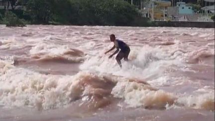 Au Brésil, des surfeurs sur l’eau douce du fleuve Doce