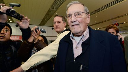 Le v&eacute;t&eacute;ran Merrill Newman d&eacute;tenu pendant plus de deux mois, &agrave; l'a&eacute;roport de P&eacute;kin (Chine), le 7 d&eacute;cembre 2013. (KYODO / REUTERS)