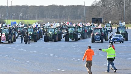 Des tracteurs stationnés au péage de Saint-Arnoult (Yvelines), le 26 janvier 2024. (HENRIQUE CAMPOS / HANS LUCAS VIA AFP)