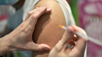 Pour le chef du service de réanimation et des maladies infectieuses de l'hôpital Bichat, Jean-François Timsit,&nbsp;les jeunes, qui profitent le plus du déconfinement, doivent&nbsp;très rapidement se faire vacciner. (STEPHANE DE SAKUTIN / AFP)