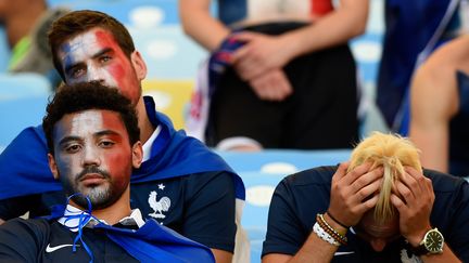 Dans les tribunes du stade du Macarana, les supporters fran&ccedil;ais &eacute;prouvent des difficult&eacute;s &agrave; dig&eacute;rer l'&eacute;limination des Bleus. (FRANCK FIFE / AFP)