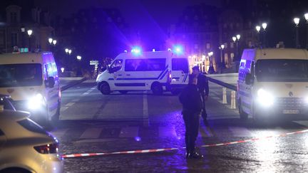 La police sécurise le Pont-Neuf, à Paris, après avoir ouvert le feu sur une voiture circulant à contresens,&nbsp;le 24 avril 2022.&nbsp; (DURSUN AYDEMIR / ANADOLU AGENCY / AFP)