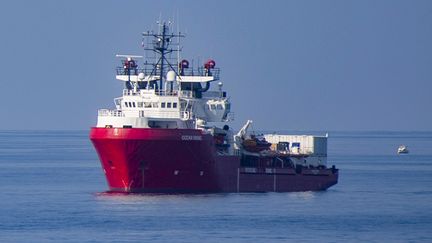 Le navire "Ocean Viking" au large de l'île italienne de Lampedusa, le 16 septembre 2019 (ALESSANDRO SERRANO / AFP)