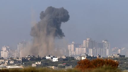 Un nuage de fumée s'élève de la bande de Gaza le 30 octobre 2023. (JACK GUEZ / AFP)