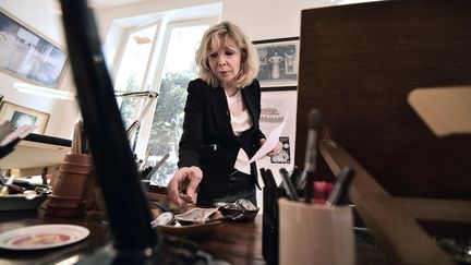 Maryse Wolinski, le 25 septembre 2015 dans le bureau de son défunt mari, le dessinateur Geaorge Wolinski, tué dans l'attentat contre "Charlie Hebdo", huit mois plus tôt. (PASCAL LACHENAUD / AFP)