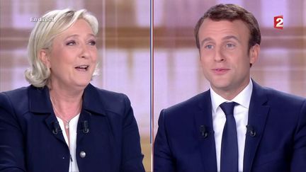 Marine Le Pen et Emmanuel Macron sur le plateau du débat de l'entre-deux-tours, à la plaine Saint-Denis (Seine-Saint-Denis), le 3 mai 2017. (FRANCE 2)