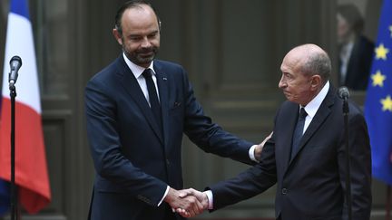 Le Premier ministre Edouard Philippe et le ministre de l'Intérieur Gérard Collomb lors de la passation de pouvoir place Beauvau, le 3 octobre 2018. (STEPHANE DE SAKUTIN / AFP)