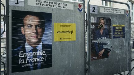 Affiches des candidats au second tour de l'élection présidentielle, à Paris, le 7 mai 2017. (DENIS MEYER / HANS LUCAS)