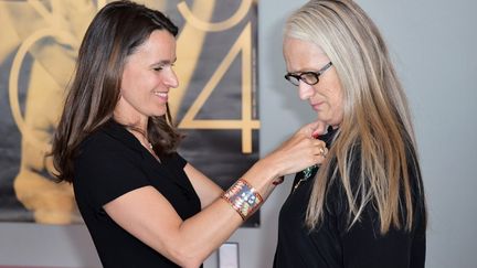 Aurélie Filippetti, Ministre de la Culture, a nommé officier des Arts et Lettres Jane Campion, Présidente du Jury de ce 67e Festival 
 (BERTRAND LANGLOIS / AFP)