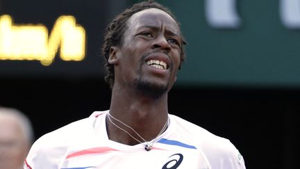 Le Fran&ccedil;ais Ga&euml;l Monfils en difficult&eacute; face &agrave; Andy Murray, le 4 juin 2014 en quarts de&nbsp;finale de Roland-Garros.&nbsp; (KENZO TRIBOUILLARD / AFP)