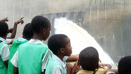 Des jeunes Zambiens devant le barrage de Kariba en Zambie, le 12 février 2008. Ce barrage hydroélectrique commun à la Zambie et au Zimbabwe a été inauguré en janvier 1959. (COLLINS PHIRI / AFP)