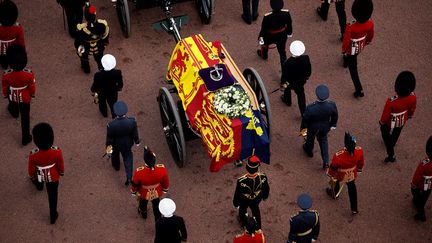 Le cercueil de la reine Elizabeth II est transporté du palais de Buckingham au palais de Westminster le 14 setptembre à Londres. (CHIP SOMODEVILLA / AFP)