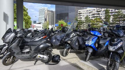 Des motos et scooters dans le quartier des affaires de La Défense, à Paris, le 14 septembre 2022.&nbsp; (ERIC BERACASSAT / HANS LUCAS / AFP)