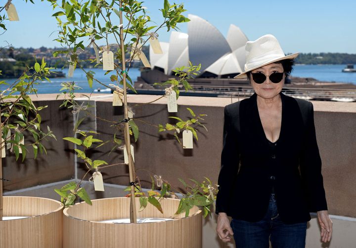 Yoko Ono devant un Wish Tree à Sidney en 2013
 (EPA / MAXPPP)