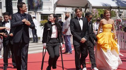 Les acteurs et actrices du film "Red Rocket" de Sean Baker, réalisateur de "The Florida Project". Suzanna Son, en béguille, n'a pas pu monter les escaliers du tapis rouge avec le reste de l'équipe.&nbsp; (BRYNN ANDERSON/AP/SIPA / SIPA)