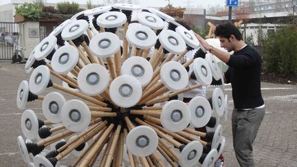 Les fr&egrave;res Hassani pr&eacute;sentent leur "mine kafon" contre les mines antipersonnel, &agrave; Eindhoven (Pays-Bas), le 19 d&eacute;cembre 2012. (JAN HENNOP / AFP)