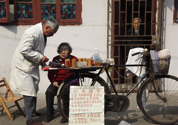 &nbsp; (© Géo Ce pharmacien ambulant tient boutique sur son vélo, dans le nord de Shanghaï.)